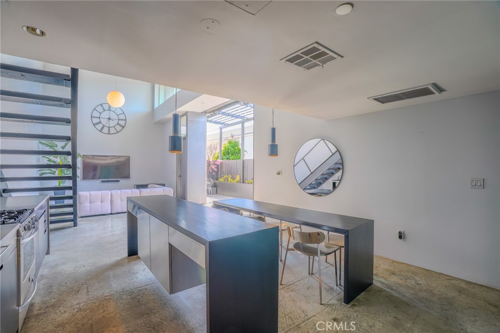 1011 N Orange Grove Avenue 5