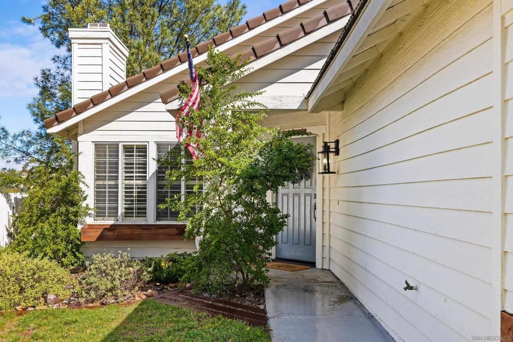 Photo of 2478 Hialeah Ln Ln, Alpine, CA 91901 (MLS # 260006843SD)