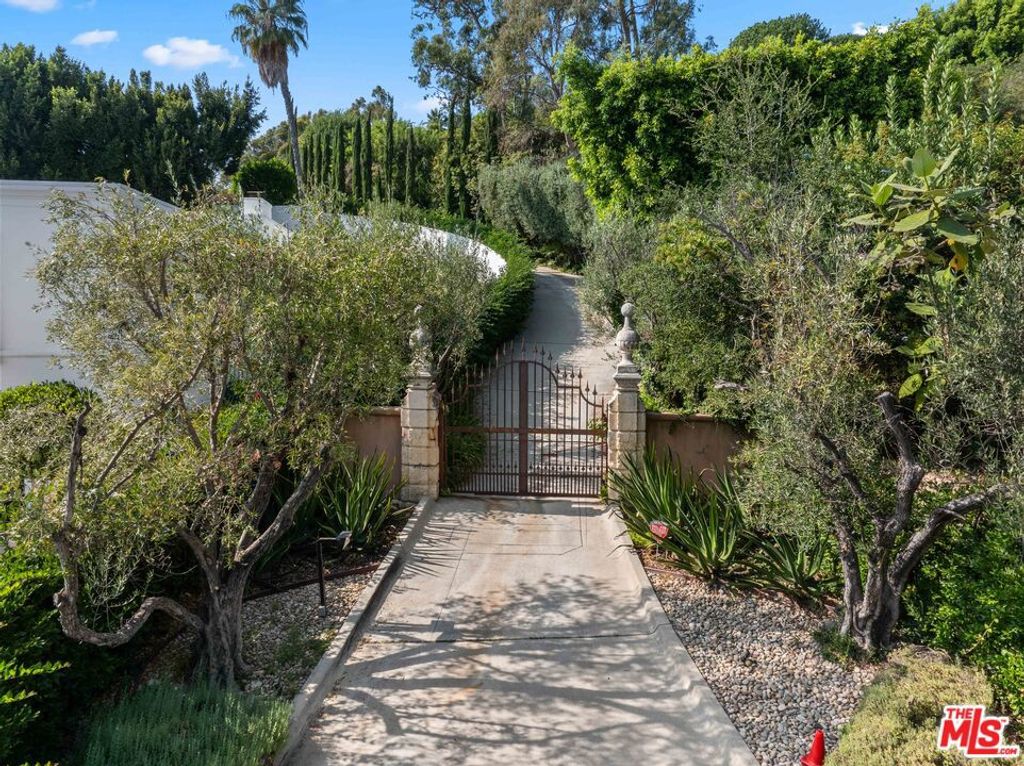 Photo of 1255 Delresto Drive, Beverly Hills, CA 90210 (MLS # 25595643)