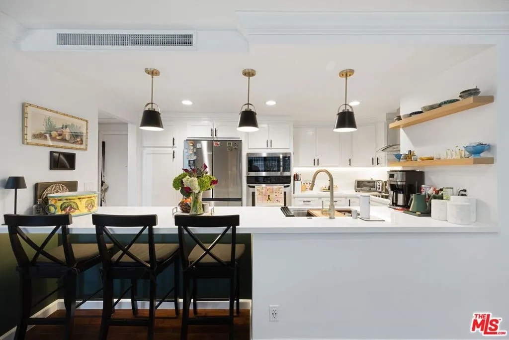 Los Angeles, California 90067, United States, 2 Bedrooms Bedrooms, ,2 BathroomsBathrooms,Residential,Active,176454