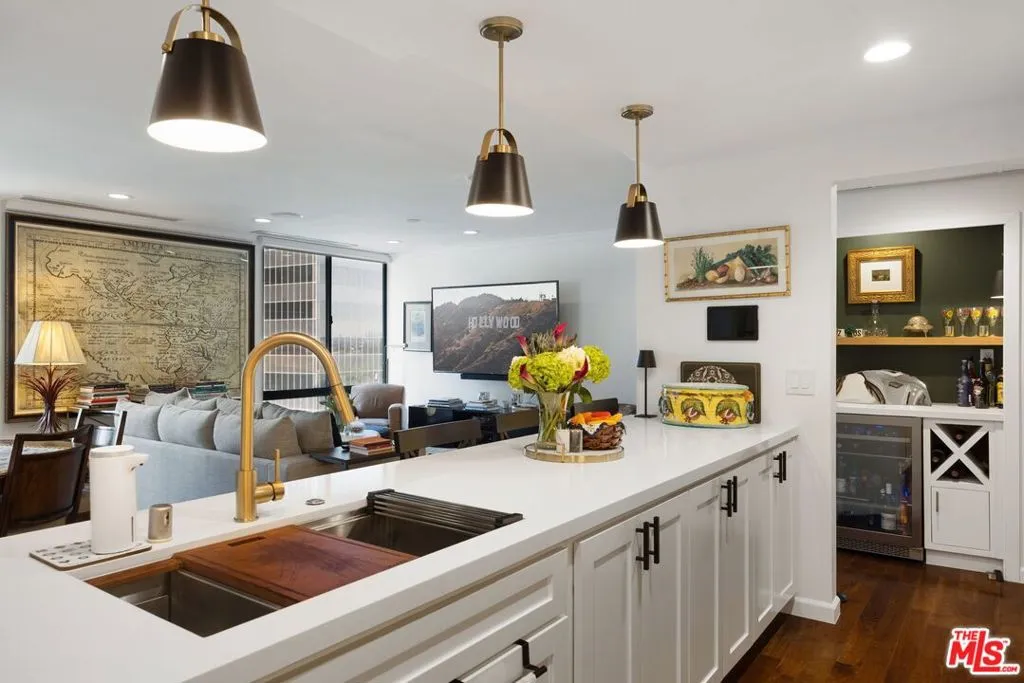 Los Angeles, California 90067, United States, 2 Bedrooms Bedrooms, ,2 BathroomsBathrooms,Residential,Active,176454