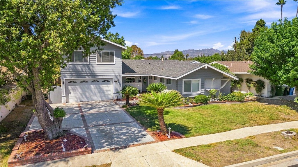 Photo of 9801 Lubao Avenue, Chatsworth, CA 91311 (MLS # SR26196660)