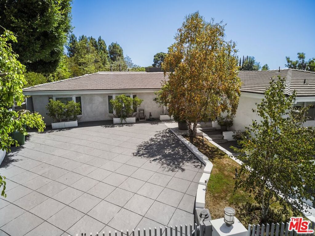Photo of 9626 Highridge Drive, Beverly Hills, CA 90210 (MLS # 26638595)