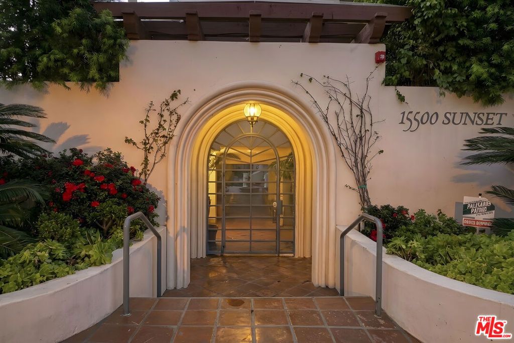 Photo of 15500 W Sunset Boulevard #302, Pacific Palisades, CA 90272 (MLS # 26648359)