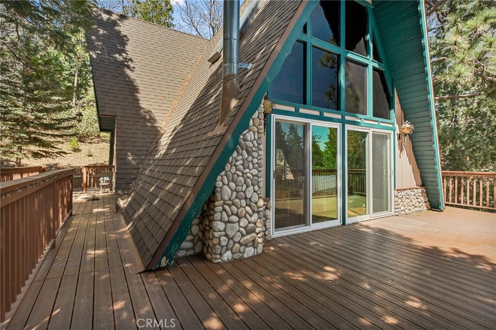 Photo of 348 Brentwood Dr, Lake Arrowhead, CA 92352 (MLS # IG26066924)