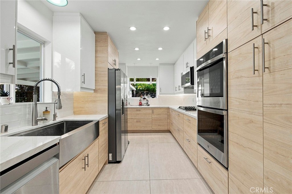 2142 E Chevy Chase DR