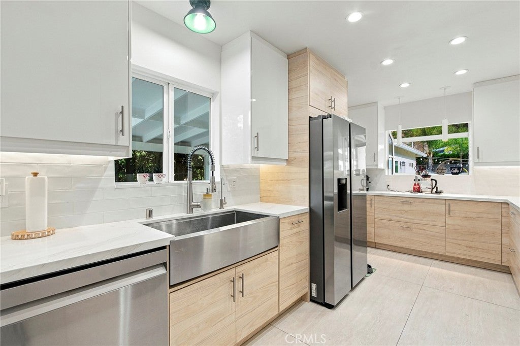 2142 E Chevy Chase