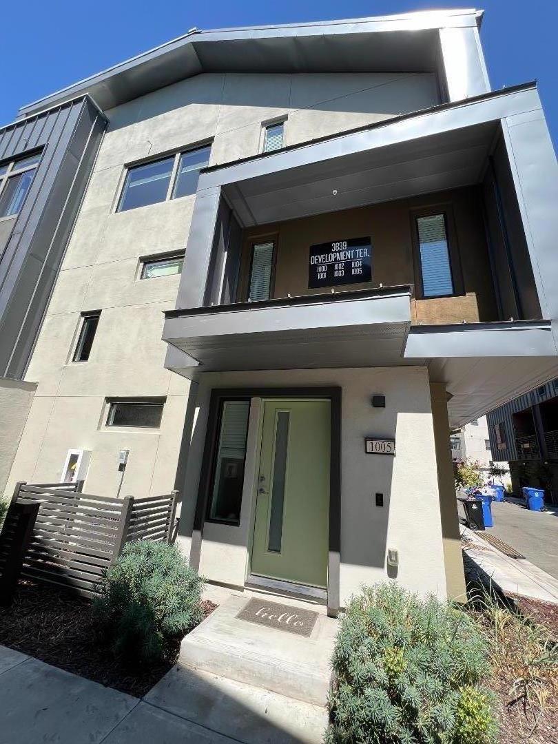 Welcome to this charming 2-bedroom, 2.5-bathroom home located in the vibrant city of Fremont. It's within walking distance to the Warm Spring BART station. Easy access to 680/880. An open floor with a bright and modern kitchen, cozy living room with dining area, balcony and half bathroom on the second floor. On the third floor is the master suite and another full bath for the second bedroom. The property also features central AC and multi-zone cooling and a lot of smart features. Laundry is made easy with an inside washer and dryer. Community amenities include access to a community pool, a community solar system, club house, BBQ areas, gym. Garage, bedroom closets with custom storage cabinets make organization a breeze. This end unit also has additional space in the garage, and trash bins can easily be stored inside and outside on the side instead of blocking garage door on garbage pickup days.