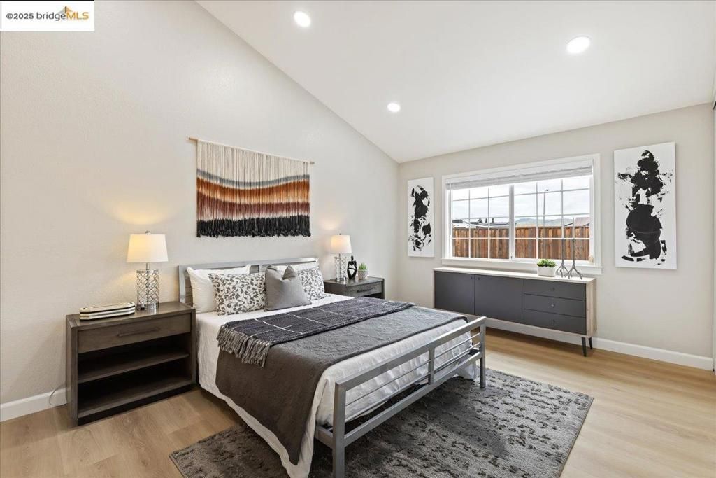 listing image 130726490484389193334