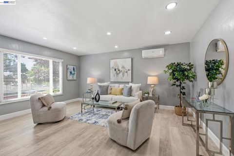 Tiny photo for 1839 Hill Ave Ave, Hayward, CA 94541 (MLS # 41137319)
