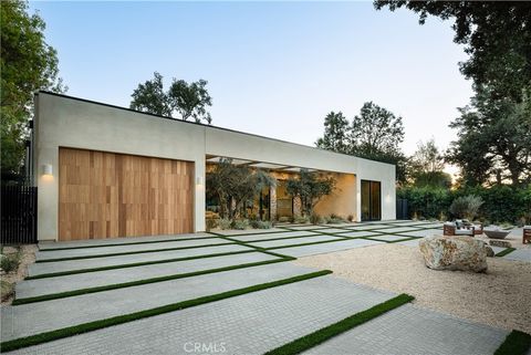 Photo of 23340 Collins, Woodland Hills, CA 91367 (MLS # SR26030652)