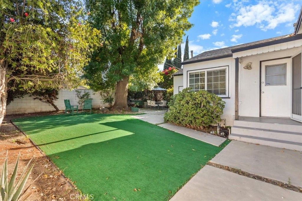 Photo of 17900 Hatteras St, Encino, CA 91316 (MLS # SR26015597)