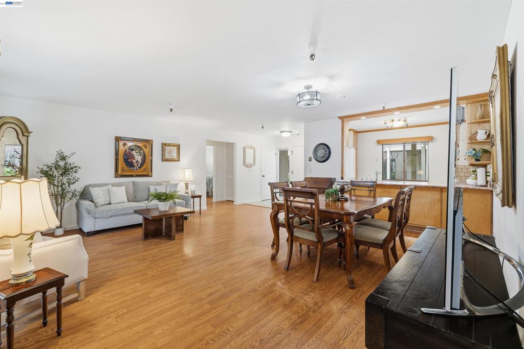 453 Alberto Way D155