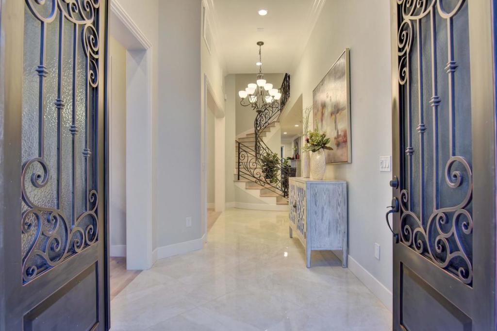 895 Coe Avenue