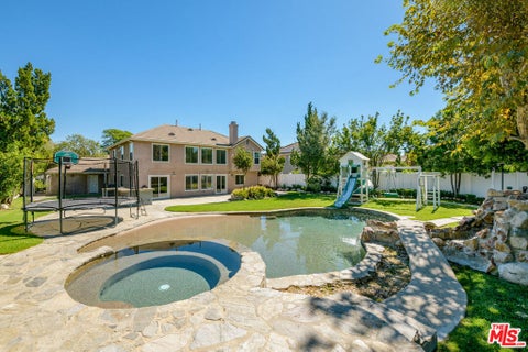 Photo of 6263 Penfield Avenue, Woodland Hills, CA 91367 (MLS # 26101989)