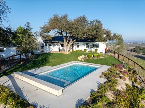 Photo of 550 Villa Lots Rd Rd, Paso Robles, CA 93446 (MLS # NS26074510)