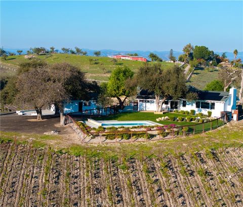 Photo of 550 Villa Lots Rd Rd, Paso Robles, CA 93446 (MLS # NS26074510)