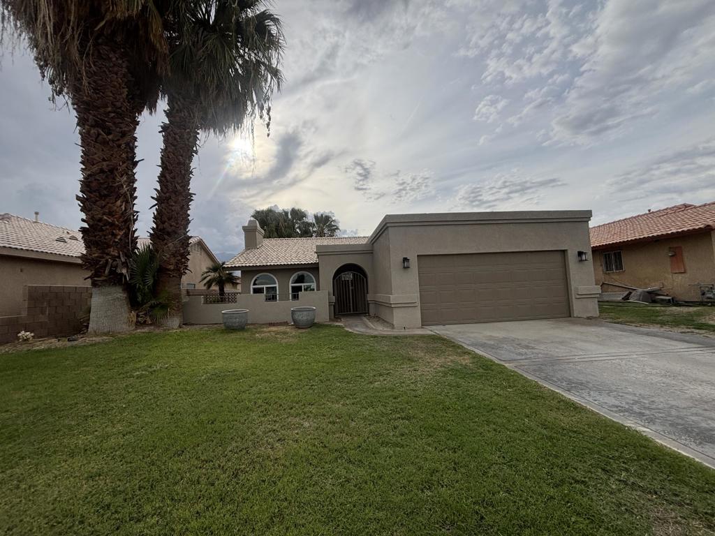 Beautiful home fully remoled, new kitchen, new windows, new bathrooms, new paint inside and outside. 100% tile floors, very open space, high ceilings and an amazing location, close to restaurants and shops.