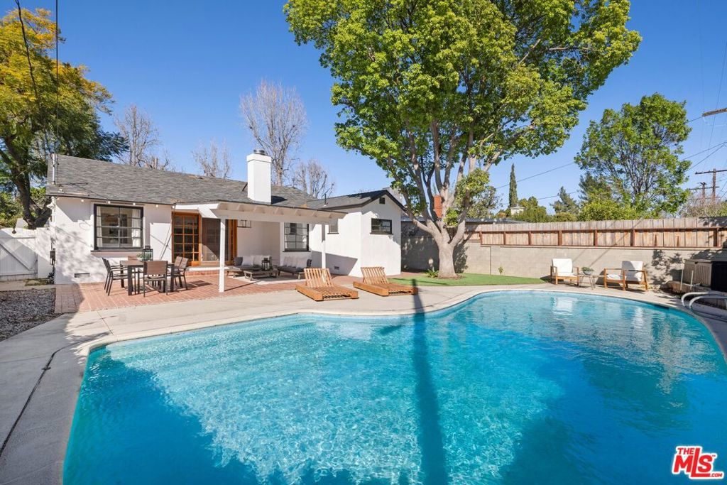 Photo of 15016 Archwood Street, Van Nuys, CA 91405 (MLS # 26666337)