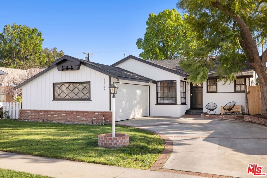 Photo of 15016 Archwood Street, Van Nuys, CA 91405 (MLS # 26666337)