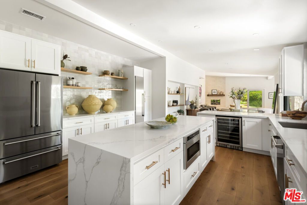 Photo of 3375 Coldwater Canyon Avenue, Studio City, CA 91604 (MLS # 26649257)