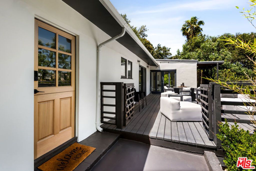 Photo of 3375 Coldwater Canyon Avenue, Studio City, CA 91604 (MLS # 26649257)