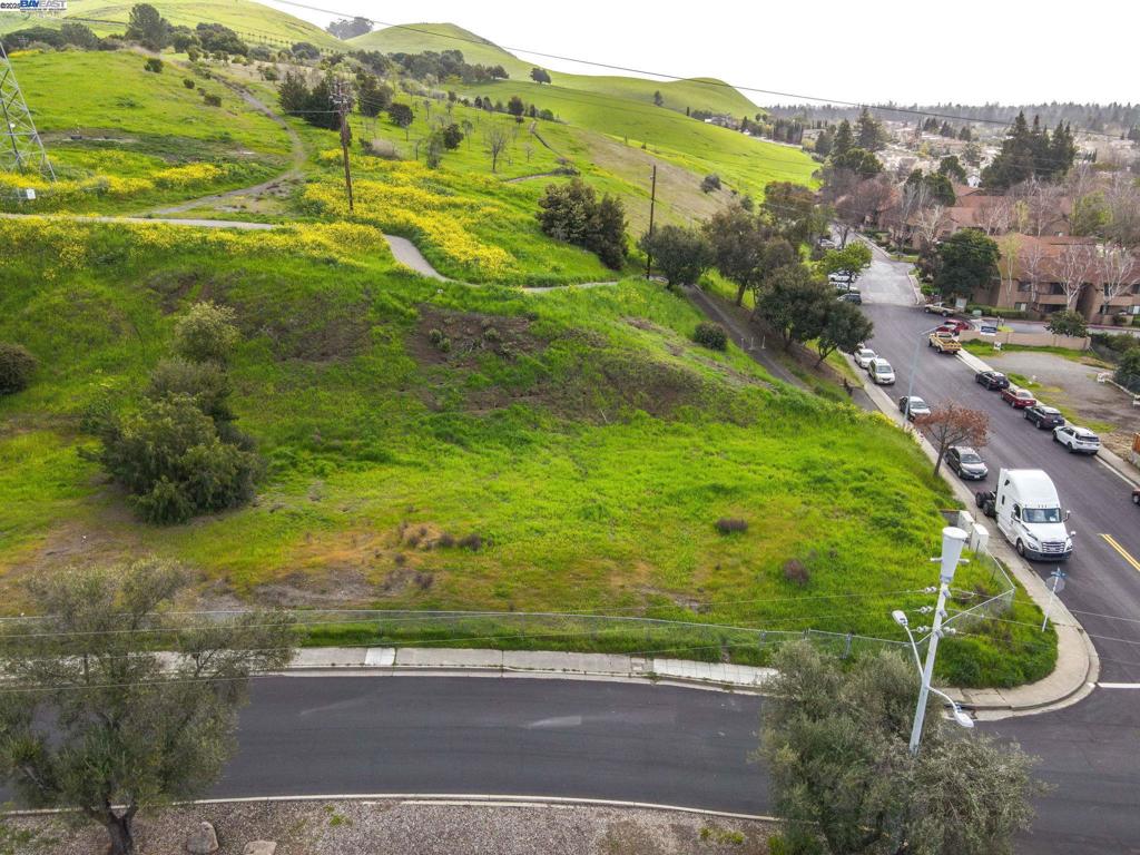 Good size lot in a great neighborhood. Please verify zoning and land use with City of Union City.