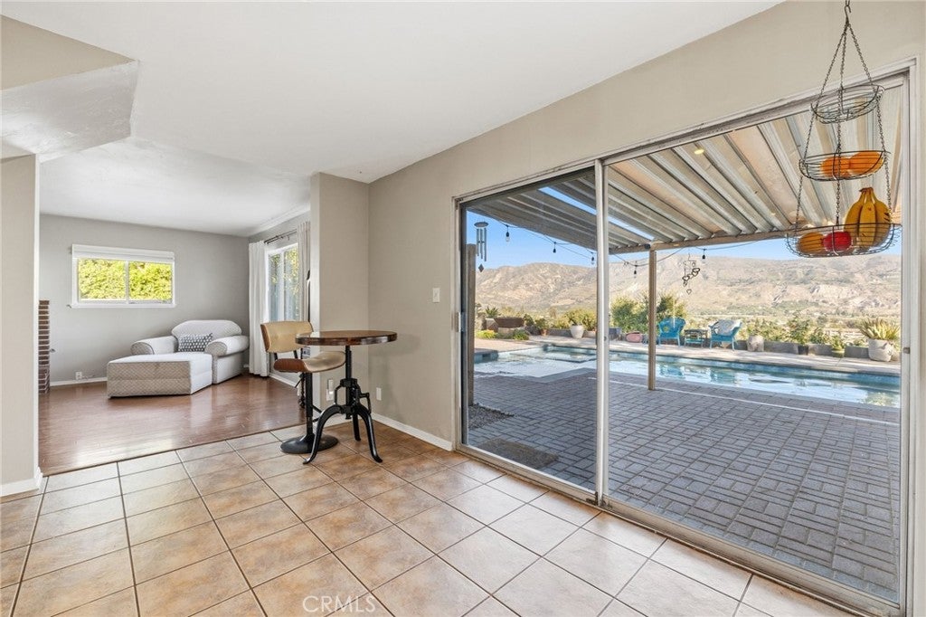 468 E View
