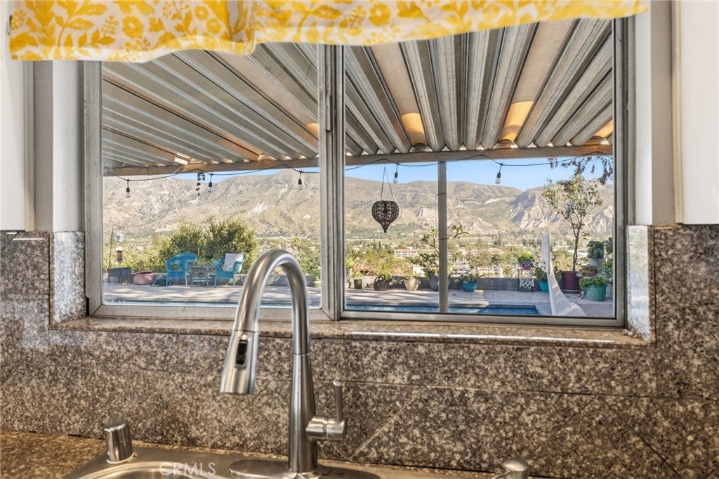 468 E View