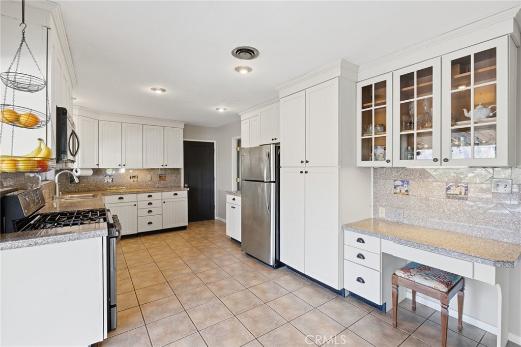 468 E View