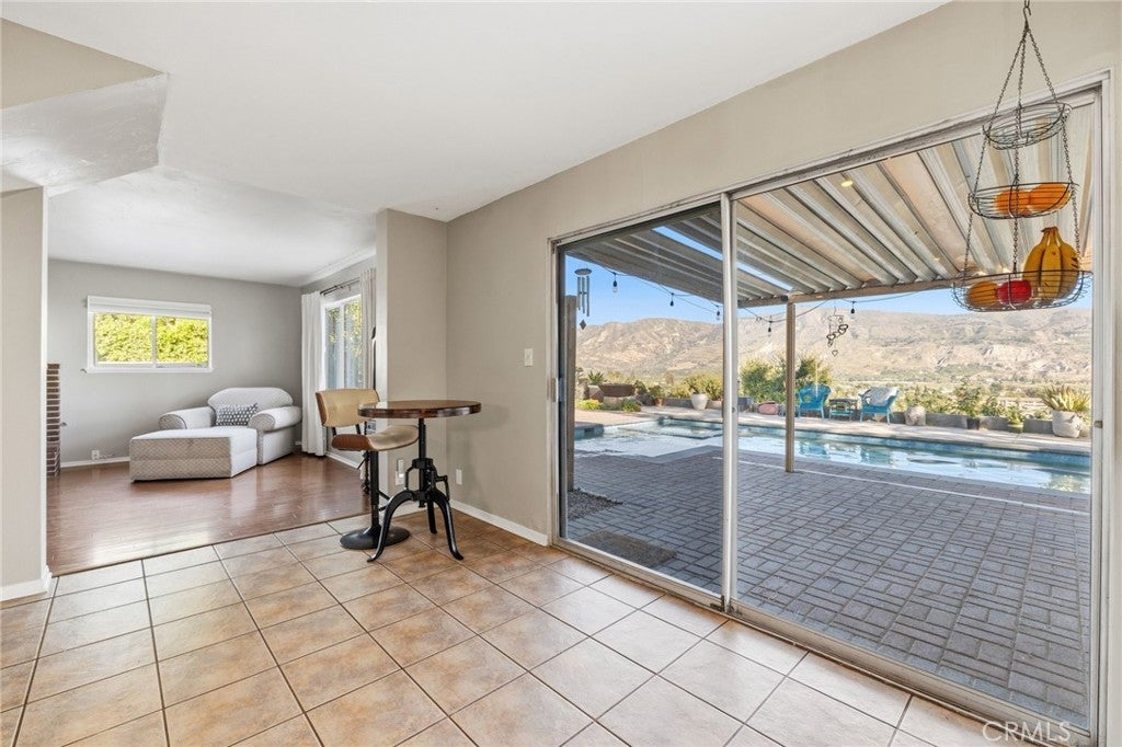 468 E View
