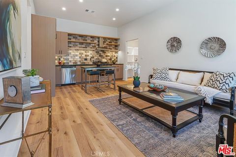 Photo of 22645 Burbank Boulevard, Woodland Hills, CA 91367 (MLS # SR26084970)