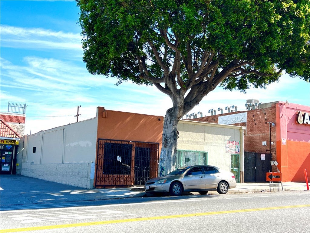 2813 E Cesar Chavez Avenue