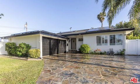Photo of 802 Lees Avenue, Long Beach, CA 90815 (MLS # 26827077)