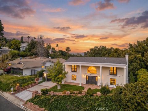 Photo of 16717 Encino Hills Drive Dr, Encino, CA 91436 (MLS # SR26036932)