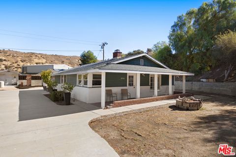 Photo of Santa Clarita, CA 91390 (MLS # 26828905)