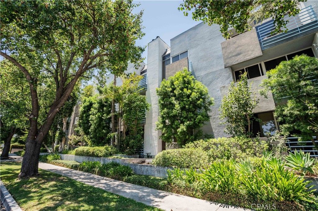 Photo of 5151 Balboa Boulevard #104, Encino, CA 91316 (MLS # SR25202410)
