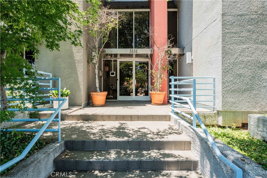 Enjoy the best of Encino living in this stylish 2-bed, 2-bath condo. Set within an architecturally distinctive building with rare turnover, this residence blends modern design, comfort, and convenience. This unit features an open-concept layout that welcomes you with soaring 10-foot ceilings, abundant natural light, recessed lights, and tile floors throughout. A cozy gas fireplace adds warmth and charm, while the functional kitchen features quartz countertops, a tiled stone backsplash, stainless steel appliances, and ample cabinetry—ideal for daily living and entertaining. Spacious en-suite bedrooms are positioned on opposite ends for optimal privacy, complemented by a serene private balcony. Additional features include an in-unit stackable washer and dryer, tandem spaces in a secure subterranean garage, and convenient elevator access. Enjoy an array of community amenities such as a spa, sauna, fitness center, barbecue patio, in-ground jacuzzi, and covered guest parking. Situated just a short walk from the shops and restaurants of Ventura Boulevard and only minutes from the 101 and 405 freeways, this pet-friendly condo offers the perfect blend of urban convenience and laid-back living.