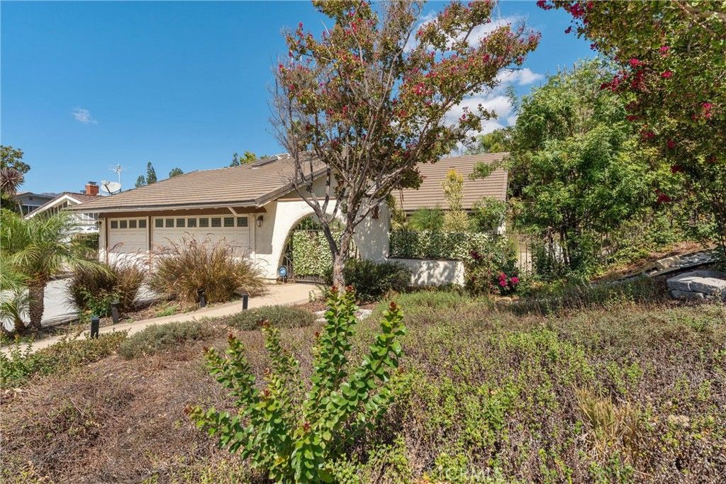 Photo of 28801 Barragan St, Agoura Hills, CA 91301 (MLS # SR25231167)