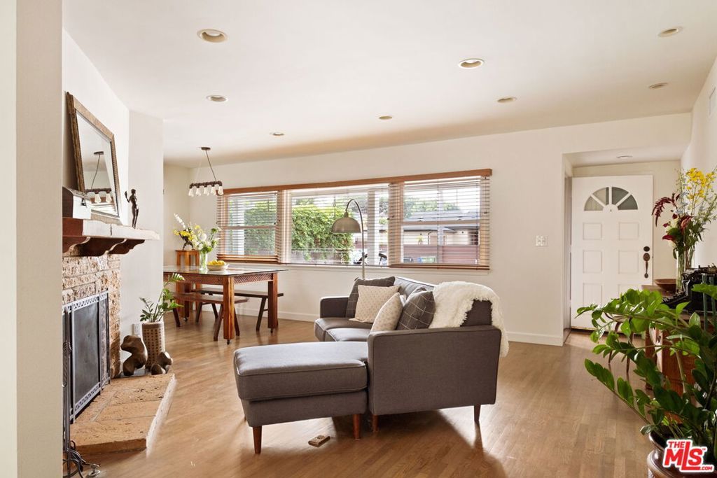 Photo of 980 Vernon Avenue, Venice, CA 90291 (MLS # 25606147)