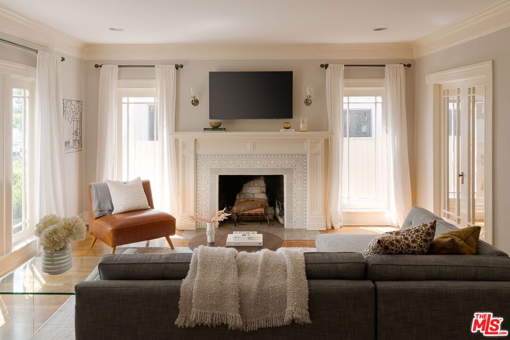 Photo of 101 N Arden Boulevard, Los Angeles, CA 90004 (MLS # 26733049)