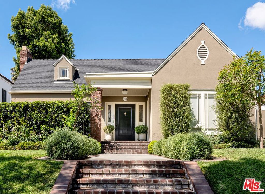 Photo of 101 N Arden Boulevard, Los Angeles, CA 90004 (MLS # 26733049)