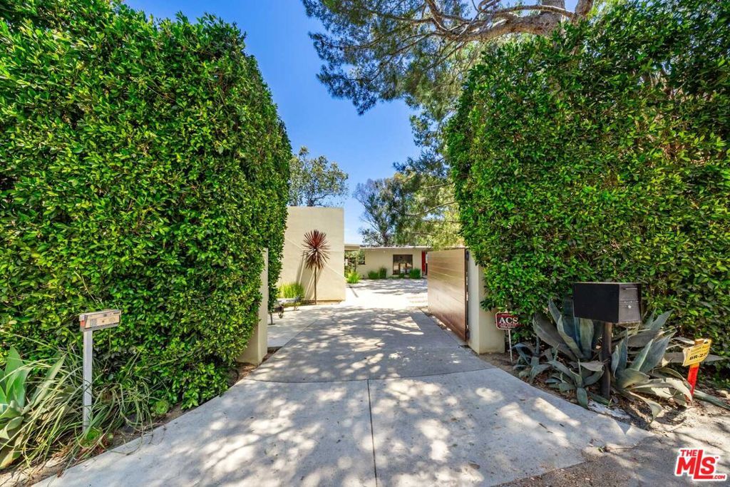 Photo of 20556 Little Rock Way, Malibu, CA 90265 (MLS # 25589891)