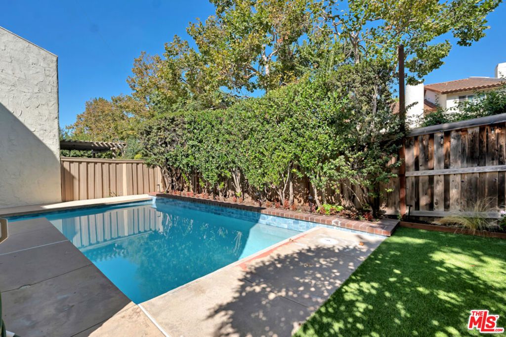 Photo of 603 Racquet Club Lane, Thousand Oaks, CA 91360 (MLS # 26632437)