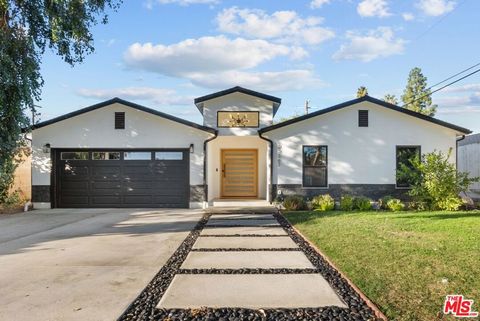 Photo of 23367 Friar Street, Woodland Hills, CA 91367 (MLS # 25617999)