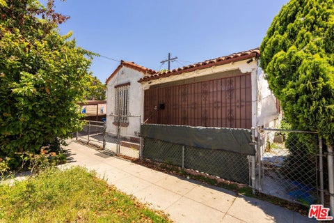 Photo of 2512 W 60th Street, Los Angeles, CA 90043 (MLS # 26846025)