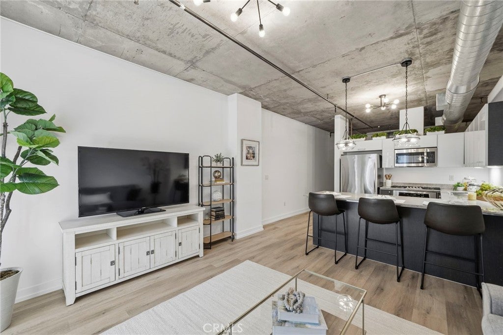 645 W 9th St 424