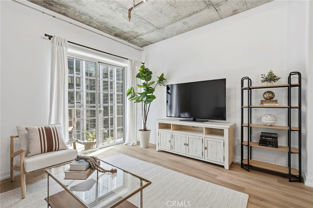 645 W 9th St 424