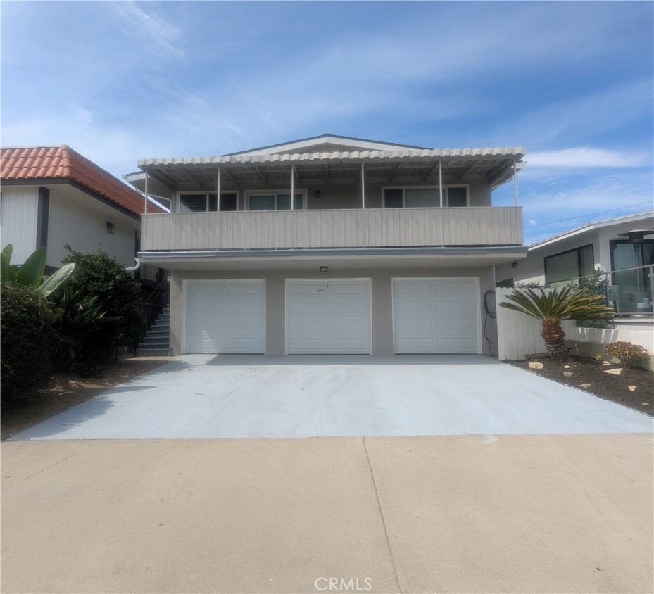 nice 2 bedroom unit with 1 car garage. close to harbor, downtown, restaurants and beaches. private yard.