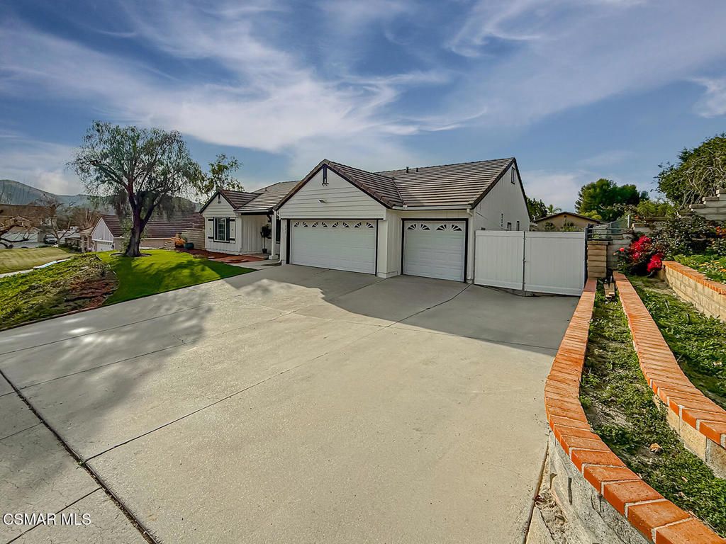 Photo of 221 Hazelridge Court, Simi Valley, CA 93065 (MLS # 226000623)